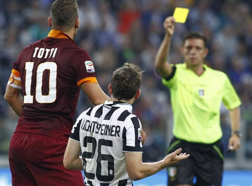 Penalty fischiato per fallo di Lichtsteiner sullo stesso Totti. LaPresse